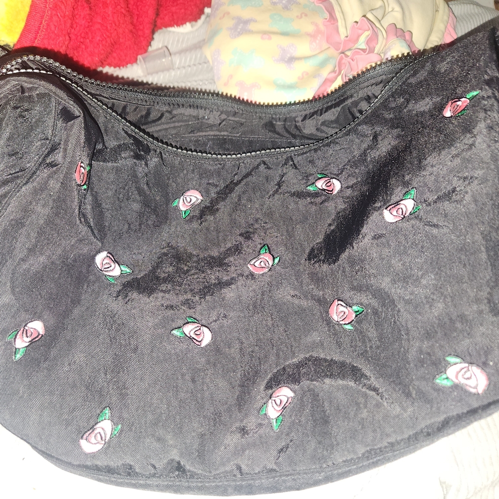 Baggu UO Exclusive Rose Embrodierd Medium Crescent